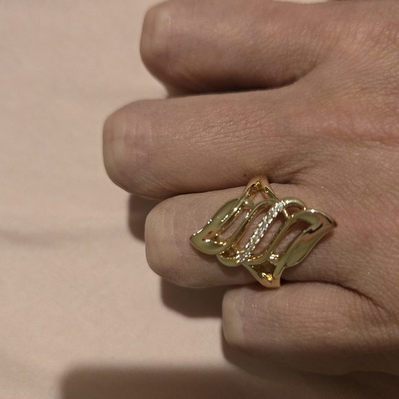 21kgp Dubai Jewelry -Gold Geometric Split Band Ring with Emerald-Cut Stone - Picture 3 of 7